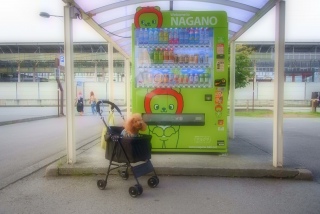 NAGANO���̋@�̑O�ŁA