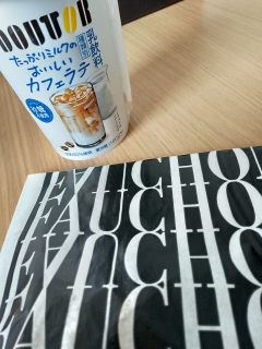 ���H�́A�R���r�j��DOUTOR�J�t�F���e�ƁA